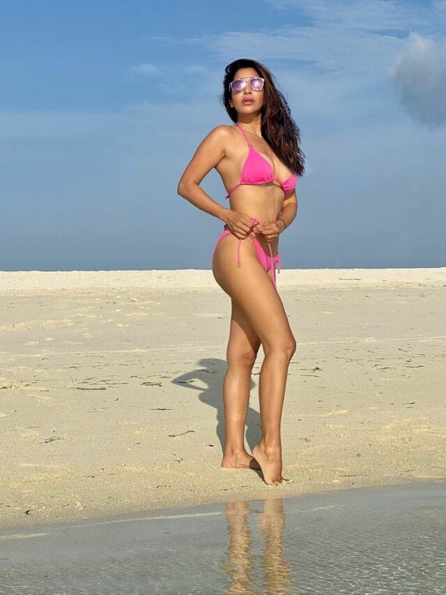 Photos: Sophie Choudry Flaunts Her Figure In Bright Pink Bikini